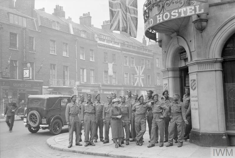EAST AFRICANS IN LONDON: LIBERATED EAST AFRICAN SOLDIERS SEE THE SIGHTS, LONDON, ENGLAND, UK, 1945.