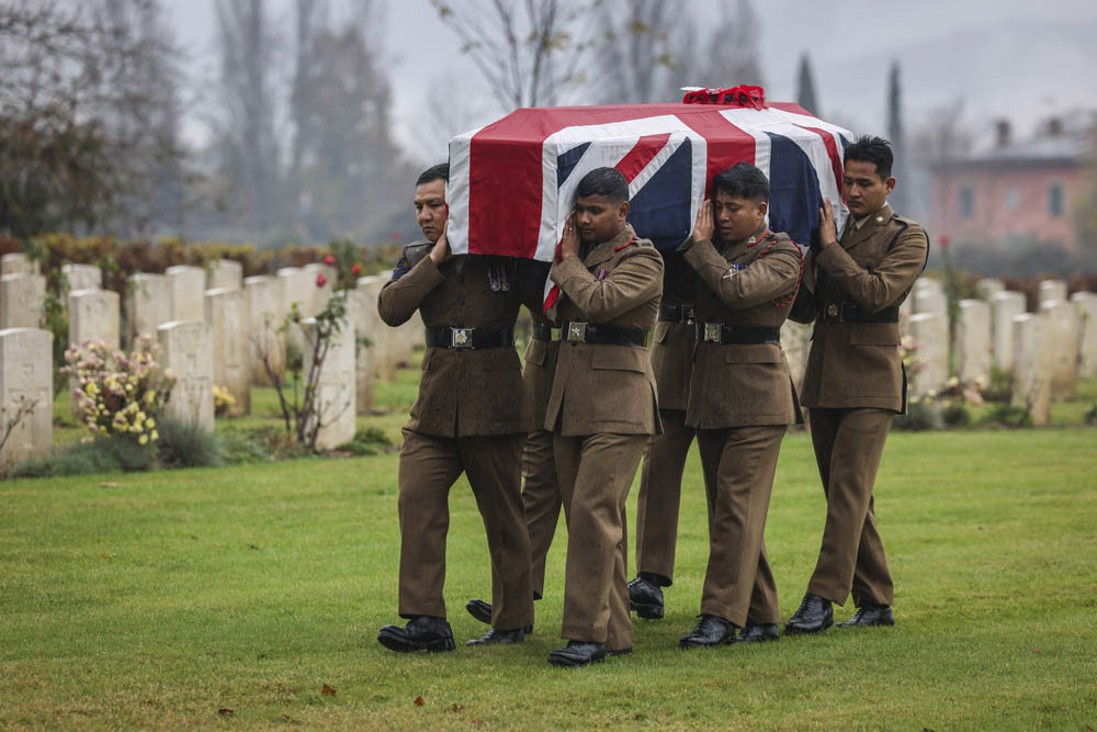 The bearer party carrying the unknown soldier.
