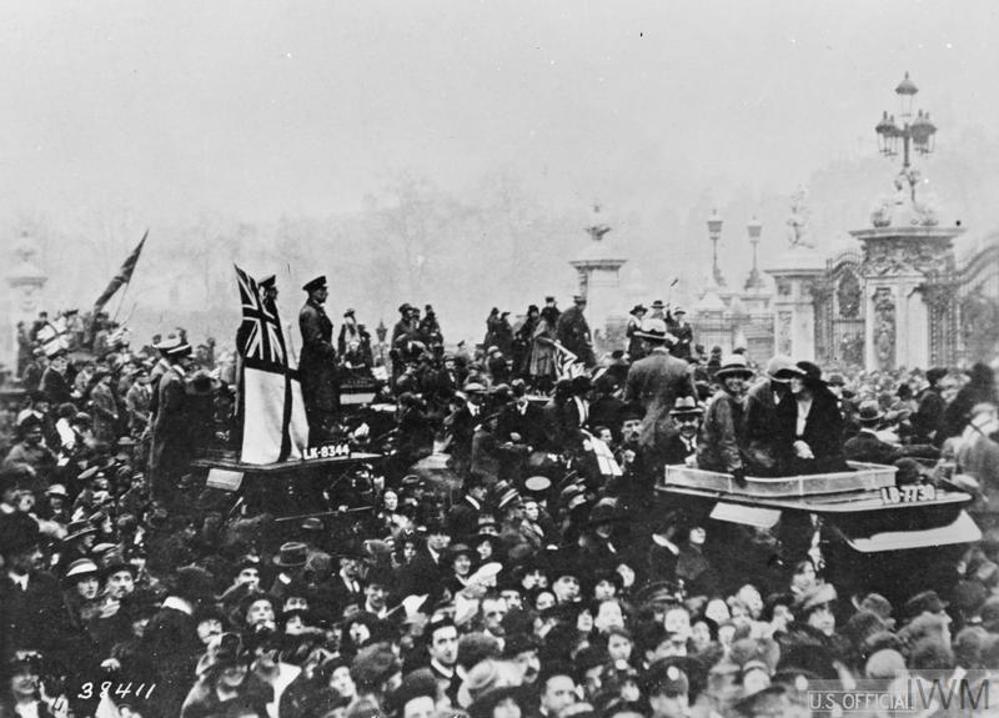 Crowds of revellers outside the gates of Buckingham Palace celebrating the Armistice, November 1918.