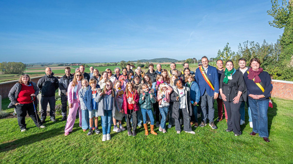 Schoolchildren, visitors, CWGC staff and dignatries pose for the camera at Lone Tree Cemetery, Belgium.
