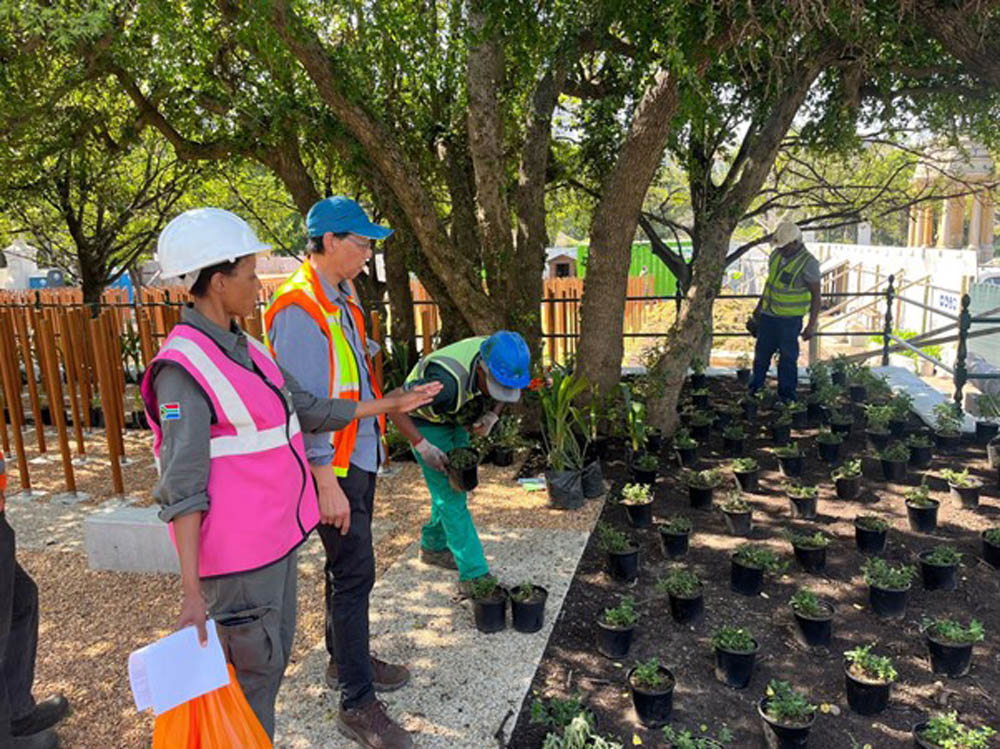 Joey Monareng (CWGC Senior Operations Supervisor, South Africa) and Greg Lok (Landscape Architect) lay out the Cape Town Labour Corp memorial planting scheme