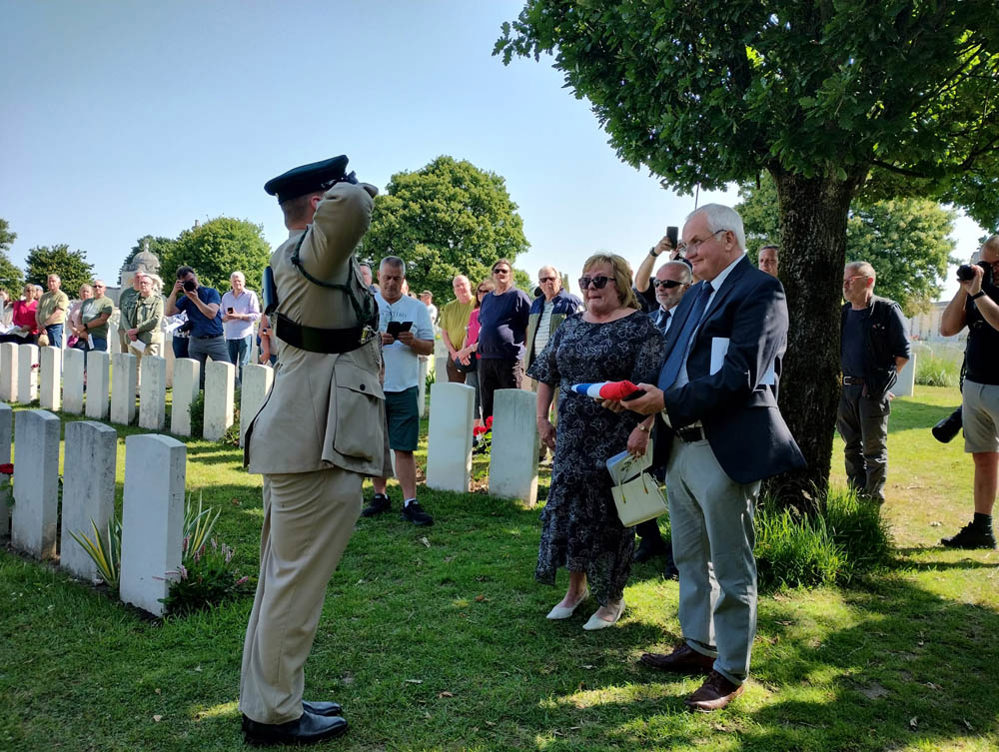 Lt Yeatman presents the flag to Capt Lowe’s great nephew .