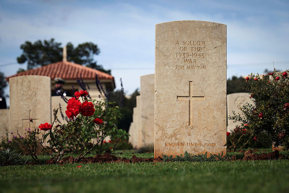 A CWGC headstone bearing the inscription "A Soldier of the 1939-1945 War - Known Unto God".