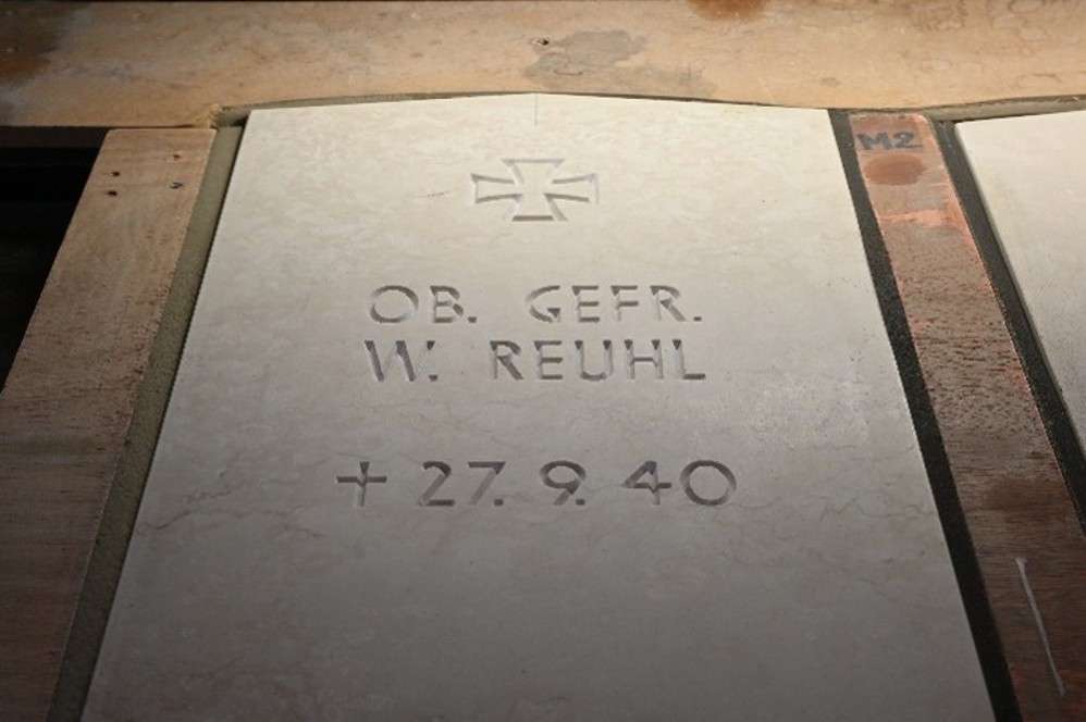 German headstone reading OB. GEFR W. REUHL 27.9.40