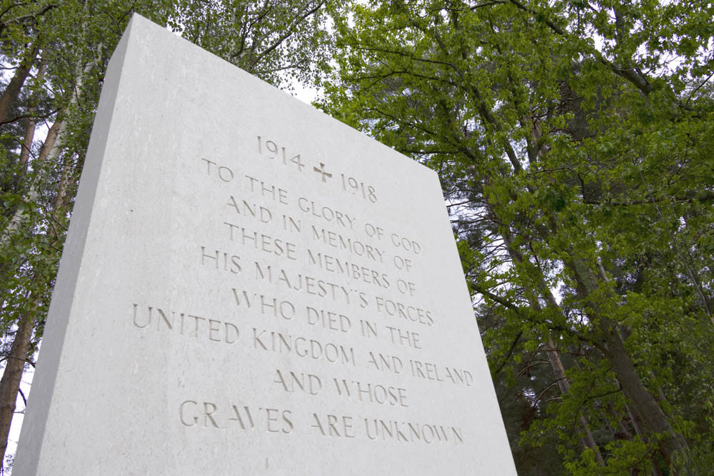 Close up of an inscription on a stelae on a Brookwood 1914-1918 Memorial stelae. The inscription reads: "To The Glory of God and in Memoray of These Members of His Majesty's Forces who Died in the United Kingdom and Ireland and Whose Graves Are Unknown.