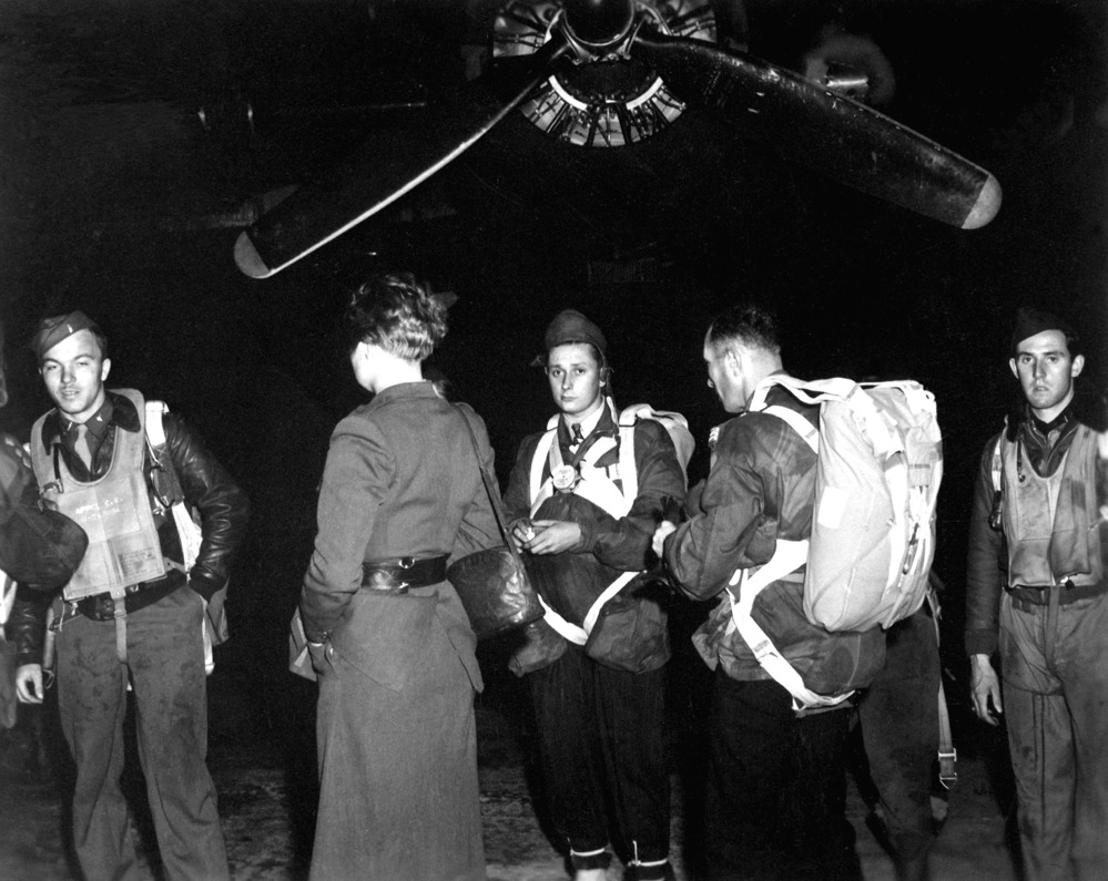 A Jedburgh team prepares to board its transports aircraft