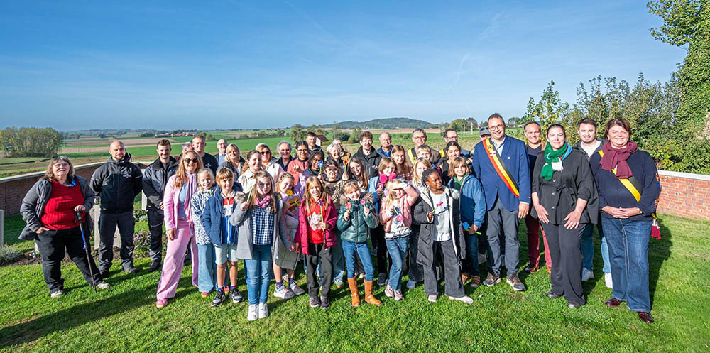 Schoolchildren, visitors, CWGC staff and dignatries pose for the camera at Lone Tree Cemetery, Belgium.