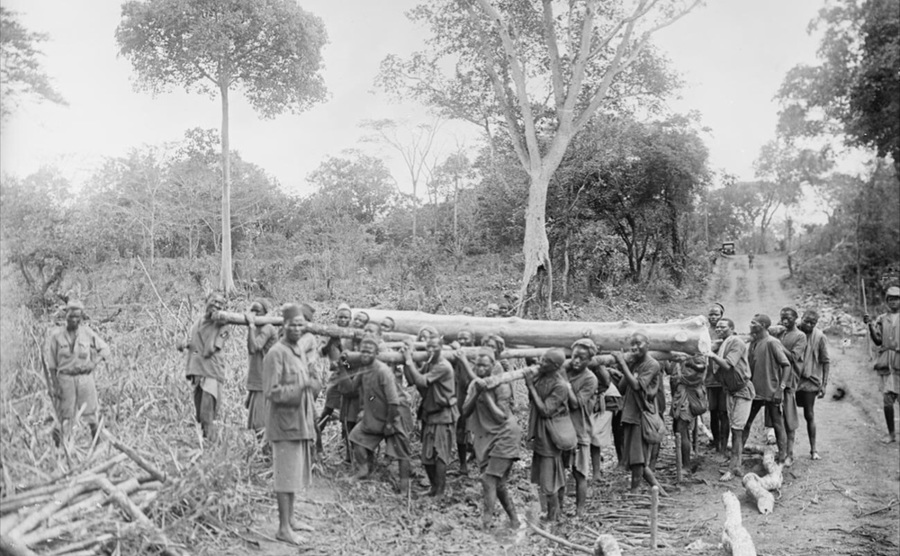 IWM, Q15625 – Kenyan porters of the 2nd Road Corps, Chikukwe, Tanzania, January 1918