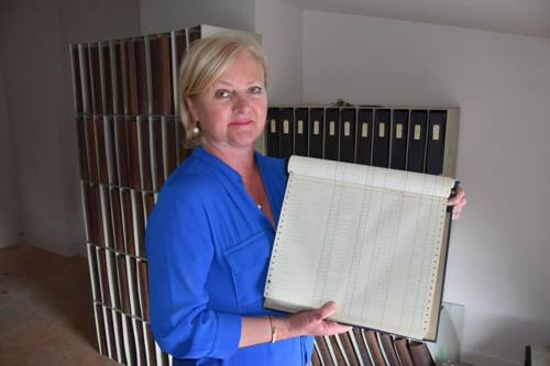 Christine holding an index of WWII (at the top, details of two soldiers carrying her Christian name ‘KETELS’) and behind the WWI records.